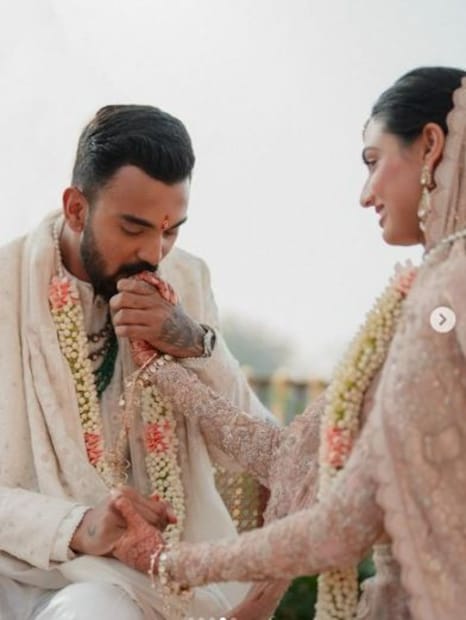 আথিয়া ও রাহুলের বিয়ের ঠিক পরেই খবর পাওয়া গিয়েছিল সুনীল শেঠি তাঁদের মেয়ে ও জামাইকে ৫০ কোটি টাকার বাড়ি উপহার দিয়েছিল৷ এরই সঙ্গে তাঁদের বড় গাড়ি, ঘড়ি, বাইক উপহার পেয়েছিলেন৷ এই খবর সামনে আসতেই তা আগুনের মতো ছড়িয়ে পড়ে৷