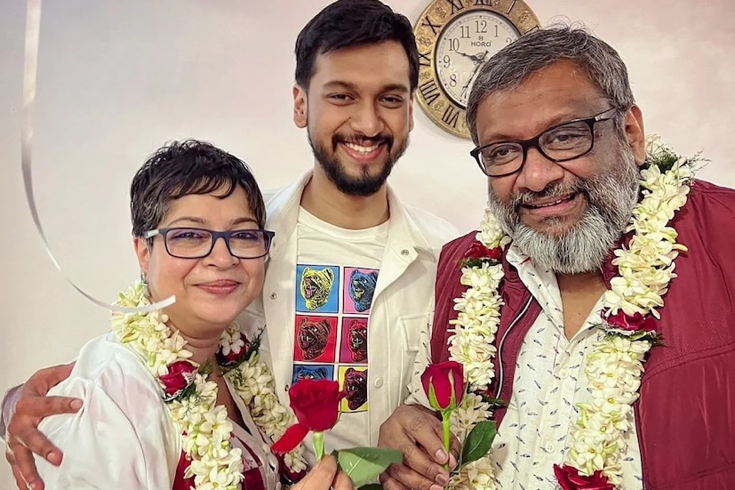 সোশ্যাল মিডিয়া জুড়ে আজ তাঁদের প্রেম গাথা। লিখলেন সেই দুই আর তাঁদের 'লক্ষ্মীছেলে' উজান গঙ্গোপাধ্যায়। বিবাহবার্ষিকীর আগের রাতে বন্ধুরা মিলে দুই শিল্পীর ৩০ বছরের যাত্রা উদযাপন করলেন। আবারও মালাবদল করলেন কৌশিক-চূর্ণী। কাটলেন কেক।