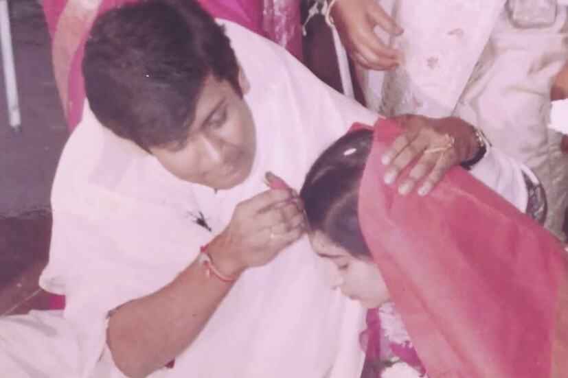 আর সেই তিনটি জীবন একসঙ্গে থাকতে থাকতে আর পাঁচটা পরিবারের মতোই হোঁচট খেয়েছে। কিন্তু সেই হোঁচটগুলিকেও নিজেরা আপন করে নিয়েছেন প্রতিবার। উজানের কথায়, &quot;নিজেদের ভুল ত্রুটিগুলোর সঙ্গেও বোঝাপড়া হয়ে গিয়েছে আমাদের। আর সেখানে কোনও খামতি নেই এই তিন জনের।&quot;