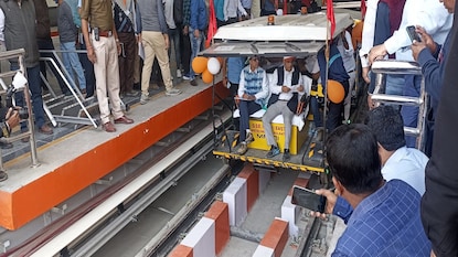 কমিশনার অফ রেলওয়ে সেফটির পরিদর্শন নিউ গড়িয়া থেকে রুবি মেট্রোর, সবুজ সংকেত পেলেই যাত্রী পরিষেবা দেবে কলকাতা মেট্রোর অরেঞ্জ লাইন কমিশনার অফ রেলওয়ে সেফটির পরিদর্শন নিউ গড়িয়া থেকে রুবি মেট্রোর, সবুজ সংকেত পেলেই যাত্রী পরিষেবা দেবে কলকাতা মেট্রোর অরেঞ্জ লাইন