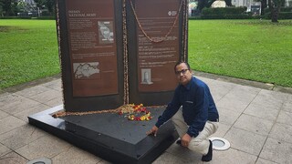 সিঙ্গাপুরের এসপ্ল্যানেড পার্কে কি করছেন কুণাল ঘোষ? (Photo Courtesy: Kunal Ghosh/Facebook)