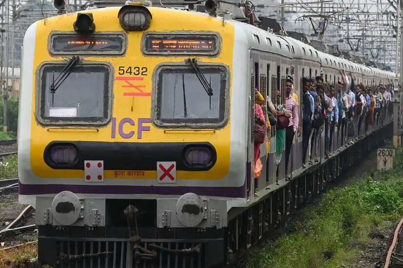 *ফলে বেশ কয়েকদিন ট্রেন বাতিল থাকার কারণে যাত্রীদের চরম ভোগান্তির মুখে পরতে হয়। পূর্ব রেলের তরফে জানানো হয়েছে, যে ট্রেনগুলি বাতিল করা হয়েছে, সেগুলি যে প্রতিদিন বন্ধ থাকবে এমন নয়। ফাইল ছবি। 
