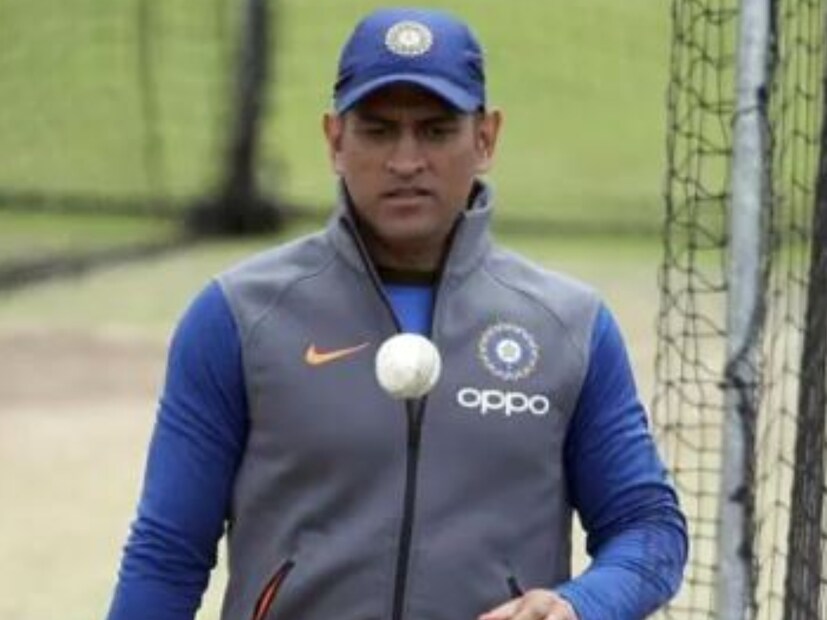 মহেন্দ্র সিং ধোনিও এই বিয়েতে এসেছিলেন৷  তিনি আশীর্বাদের পাশাপাশি কাওয়াসাকির নিনজা বাইক উপহার দিয়েছেন৷ যার দাম অন্ততপক্ষে ৮০ লক্ষ টাকা৷
