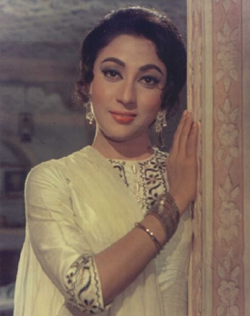 আসলে, এই কথা ১৯৭৮ সালের। মালা সিনহা যখন সাফল্যের শীর্ষে। এই সময়ে তাঁর জীবনে এমন একটি সময় এসেছিল যা তাঁর সুখ-শান্তিকে নাড়িয়ে দিয়েছিল। আয়কর দফতর তাঁর বাড়িতে হানা দিয়েছিল৷ সংবাদ মাধ্যমের পুরনো রিপোর্ট অনুযায়ী , ১৯৭৮ সালে, মুম্বইতে মালা সিনহার বাড়িতে আয়কর অভিযান হয়েছিল। অভিযানে তার বাথরুম থেকে ১২ লক্ষ টাকার বান্ডিল উদ্ধার করা হয়। তখনকার দিনে ১২ লক্ষ টাকা ছিল বিশাল অঙ্কের।