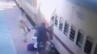 চলন্ত ট্রেনে উঠতে গিয়ে পড়ে গেলেন বৃদ্ধা ! দেখে দৌড় মহিলা কনস্টেবলের, তারপর কী ঘটল?