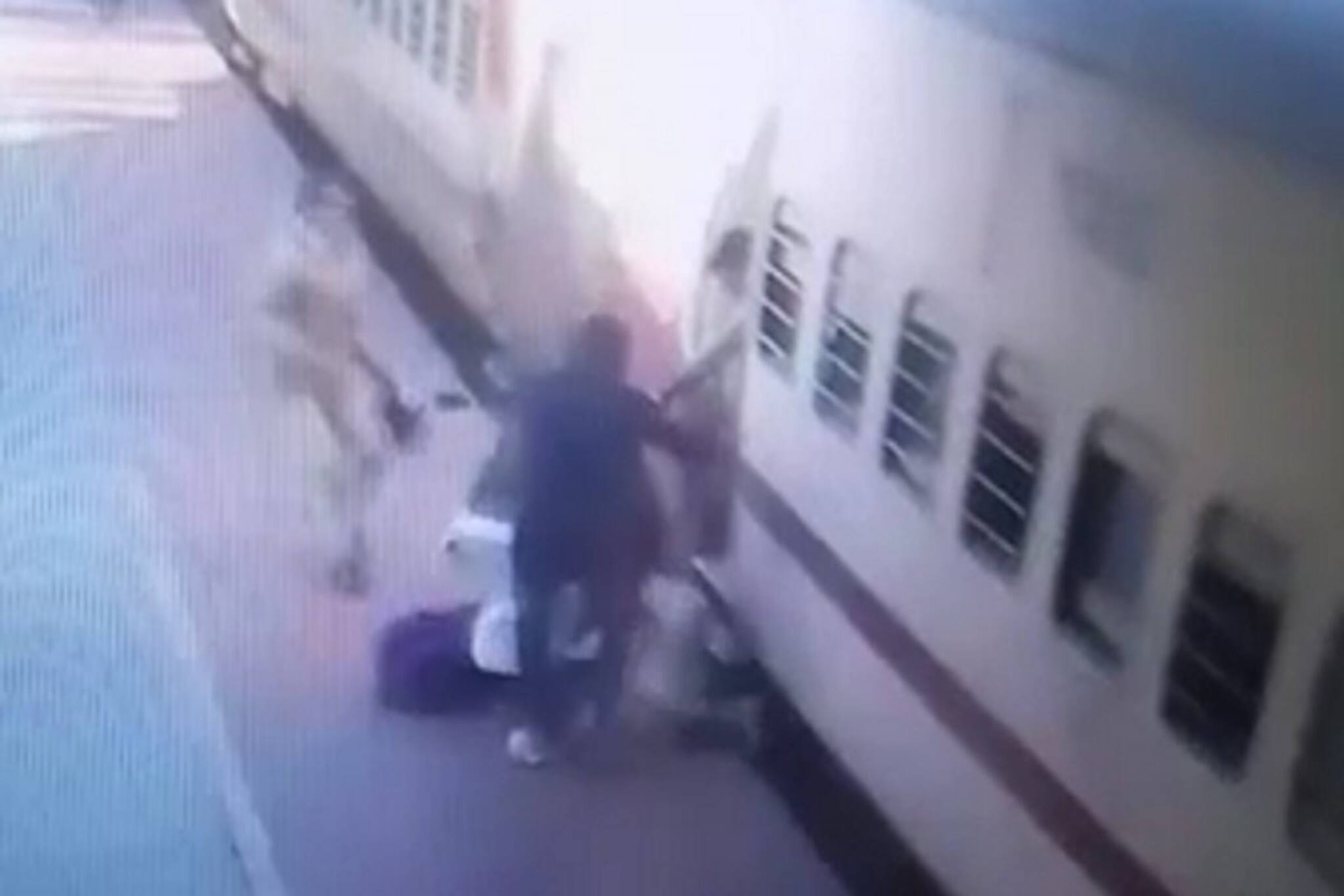 চলন্ত ট্রেনে উঠতে গিয়ে পড়ে গেলেন বৃদ্ধা ! দেখে দৌড় মহিলা কনস্টেবলের, তারপর ?