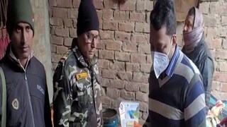 মালদহের মশলা তৈরির কারখানায় সরকারি আধিকারিকরা। 