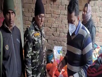 মালদহের মশলা তৈরির কারখানায় সরকারি আধিকারিকরা। 