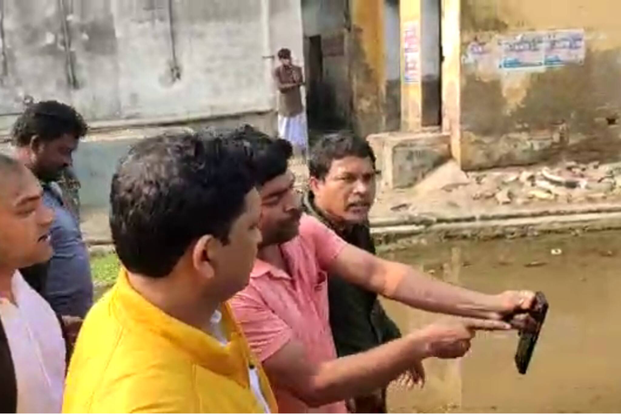 তুমুল বিক্ষোভ, জেলা সভাপতিকে জলকাদার রাস্তায় হাঁটতে বাধ্য করলেন গ্রামবাসীরা