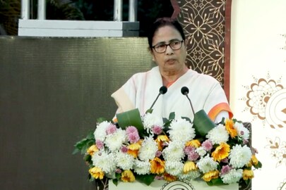 রাজভবনের অনুষ্ঠানে মমতা