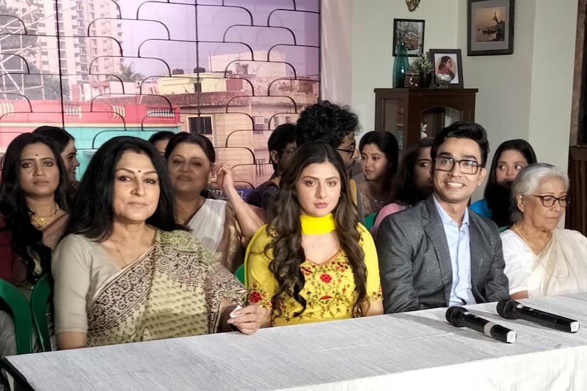 গান গাইলে অনেক নাম করত বিথিকা। কিন্তু সংসারে নিজেকে উৎসর্গ করে ফেলেছে সে। একান্নবর্তী পরিবারের দায়ভার তার কাঁধে। আর এই লড়াইয়ে বাড়ির মেয়েরাই একে অপরের সহযোদ্ধা হয়ে উঠবে। আর তাই ‘মেয়েবেলা’।