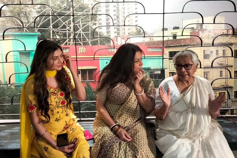 স্টার জলসায় আসতে চলেছে নতুন মেগা 'মেয়েবেলা'। মধ্য বয়সি গৃহবধূর ভূমিকায় এলেন রূপা। যার অর্ধেকের বেশি জীবন কেটে গেল কড়াই-হাতা-খুন্তি সামলাতে সামলাতে। ভ্রমণপিপাসু রূপা ওরফে বিথিকা কোনও দিন বাড়ির বাইরে পা রাখতে পারলেন না।