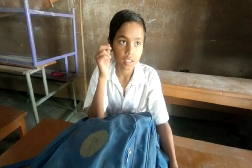 স্কুলে হবে না সরস্বতী পুজো। স্কুলের ছাত্র সংখ্যা মাত্র এক! (তথ্য ও ছবি-- সুজিত ভৌমিক/ সর্বানন্দ মিশ্র)