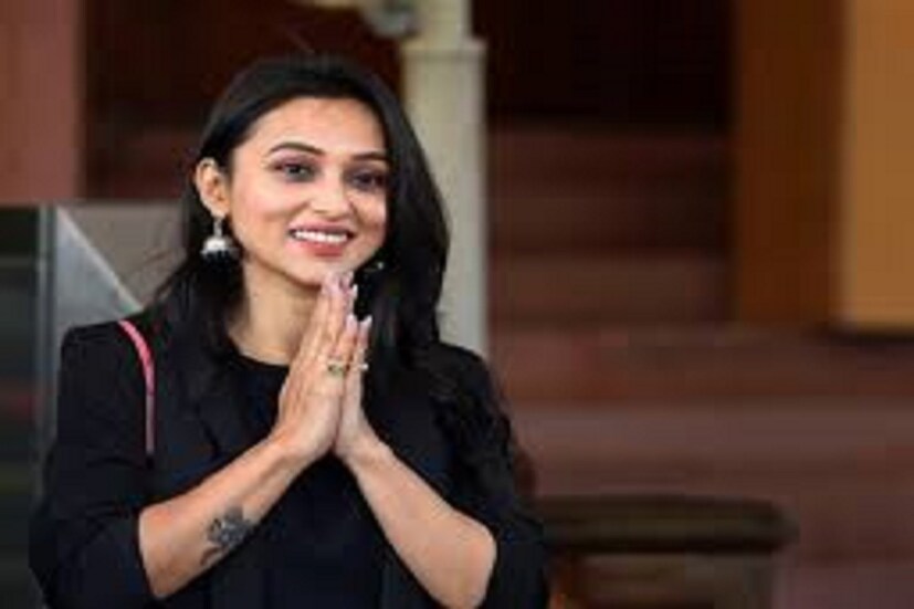 সকলের উদ্দেশ্যে মিমি বলেন, কারও হাসিমুখের ছবির সঙ্গে বাস্তবের মিল না ও থাকতে পারে। ছবিতে যারা কটু কথা বলেন, তারা জানেনও না মানুষটা বাস্তবে ঠিক কী পরিস্থিতির মধ্যে দিয়ে যাচ্ছেন। নিজেকে ভালবাসা ও ভাল রাখা জীবনের একমাত্র লক্ষ্য হওয়া উচিত।