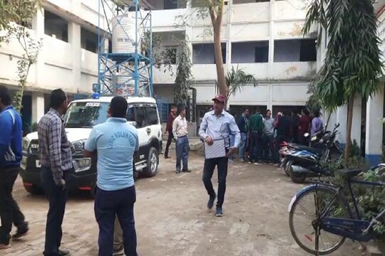 সুতির স্কুলে সিআইডি আধিকারিকরা।