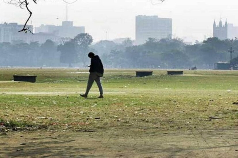 সর্বনিম্ন তাপমাত্রা বাড়লেও ঠান্ডা বা উত্তুরে হাওয়ার দাপট কমেনি। শুক্রবারের তাপমাত্রা ভেঙে দিয়েছে গত ৫ বছরের রেকর্ড। কারণ গত ৫ বছরের মধ্যে কলকাতার তাপমাত্রা কখনওই ১০ ডিগ্রি সেলসিয়াসের নীচে নামেনি। 