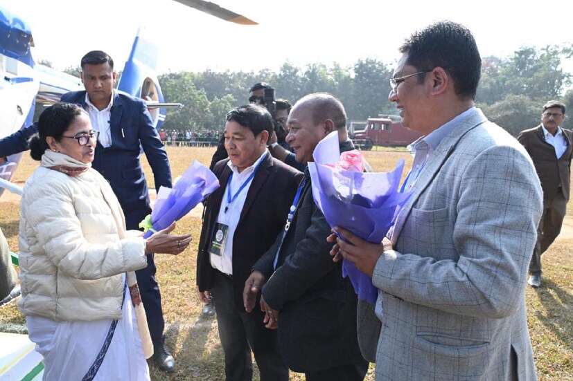 মমতার তোপ, &quot;বিজেপির দু-মুখো আচরণ দেখবেন৷ ভোটের সময় এক। ভোটের পরে এক।&quot; মেঘালয়বাসীকে তাঁর বার্তা, &quot;এখানে কোনও বহিরাগত আসবে না। এখানে ভূমিপুত্ররাই থাকবে। নিজের জমিকে ভালবাসুন।&quot;