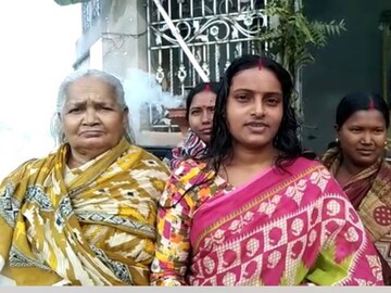 লক্ষ্মী মেয়েদের জমানো টাকা থেকেই লক্ষ্মী পুজোর আয়োজন করা হয়