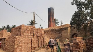 আবাস যোজনার বাড়ি হওয়ার কারণেই  আশায়  বুক বাঁধছে ইটভাটার  শ্রমিকরা