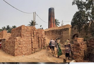আবাস যোজনার বাড়ি হওয়ার কারণেই  আশায়  বুক বাঁধছে ইটভাটার  শ্রমিকরা