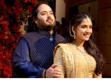 শিল্পপতি মুকেশ আম্বানির ছোট ছেলে অনন্ত আম্বানি ও রাধিকা মার্চেন্টের বাগদান উপলক্ষে বৃহস্পতিবার চাঁদের হাটের সাক্ষী থাকল মুম্বই
