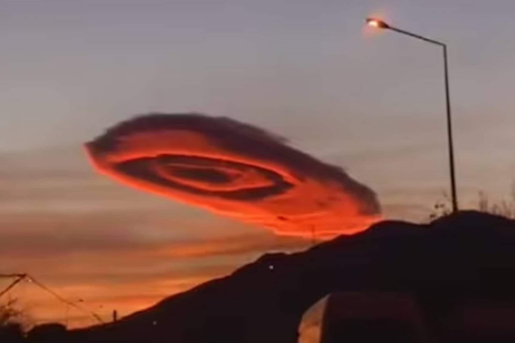 'ভিনগ্রহীদের মহাকাশযান' বা ইউএফও ঘুরে বেড়াচ্ছে আকাশে? দেখুন ভাইরাল ভিডিও