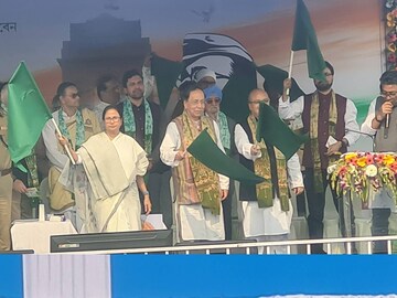 নবান্ন সূত্রে খবর, প্রজাতন্ত্র দিবস উপলক্ষে রাজ্যের তরফে রেড রোডে মোট তিনটি ট্যাবলো প্রদর্শন করা হবে
