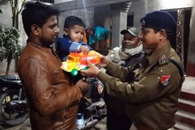 মিলিয়ে দিল মানবিকতা! রেলগাড়িতে হারানো খেলনা ফিরল শিশুর হাতে, বন্ধ হল কান্না