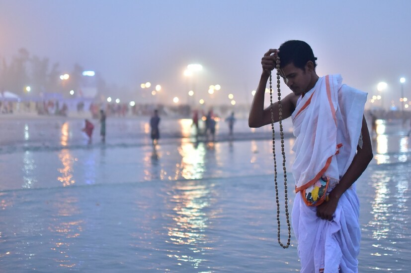 কালনার ভাগীরথীর ঘাটগুলিতেও এদিন ছিল পুন্যার্থীদের উপচে পড়া ভিড়। স্থানীয়রা বটেই, বাসে ট্রেনে দূরদূরান্ত থেকেও এসেছিলেন অগণিত পুরুষ মহিলা। বর্ধমান এবং হুগলির জেলার একটা বড় অংশ থেকে এসেছিলেন অনেকেই। সকাল থেকে সারাদিন চলেছে মকর স্নান।