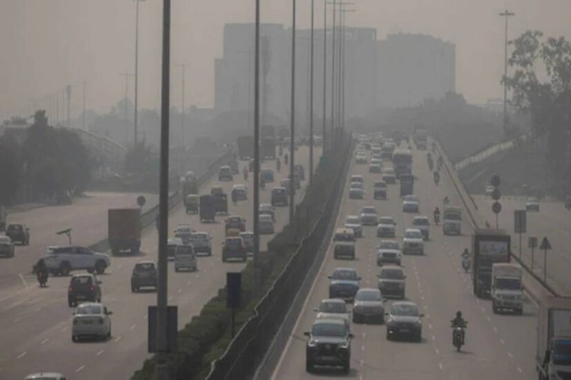 এ বছর দেশের উত্তর পশ্চিম দিক থেকে আগত ঠান্ডা হাওয়া এবং কুয়াশার জন্যই হাড় কাঁপানো শীত পড়েছে৷ গত পাঁচ বছরের শীতের রেকর্ড তো ভাঙল৷ এক দশকের রেকর্ড কি অটুট থাকবে, নাকি সেটাও এই মরশুমেই ভাঙবে? কাঁপতে কাঁপতে অপেক্ষা শহরবাসীর৷