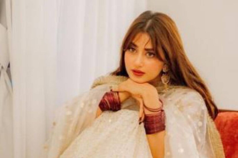 যদিও সেই ব্লগে অভিনেত্রীর পুরোনাম ব্যবহার করেননি মেজর, ব্যবহার করেছেন নামের আদ্যক্ষর৷ কিন্তু তিনি বলার পরেই এই খবর ছড়িয়ে পড়ে সর্বত্র৷ 