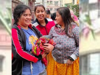 দক্ষিণ কলকাতার প্রিন্স বক্তিয়ার শাহ সরণির বাসিন্দা  আলেয়া বিবি তীব্র প্রসববেদনা নিয়ে স্বামীর সঙ্গে যাচ্ছিলেন এম আর বাঙ্গুর হাসপাতালে