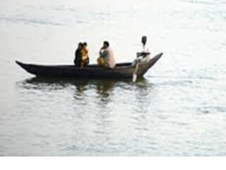 নদীর সঙ্গে তাঁদের জীবন জীবিকা ওতপ্রোতভাবে জড়িত