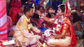 নারী পুরোহিতের পৌরহিত্যে মন্ত্রপূত যজ্ঞের আগুনের লেলিহান শিখাকে সাক্ষী রেখে বিশ্বজিৎ জানাকে স্বামী হিসেবে গ্রহণ করলেন সোমাশ্রী