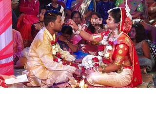 নারী পুরোহিতের পৌরহিত্যে মন্ত্রপূত যজ্ঞের আগুনের লেলিহান শিখাকে সাক্ষী রেখে বিশ্বজিৎ জানাকে স্বামী হিসেবে গ্রহণ করলেন সোমাশ্রী