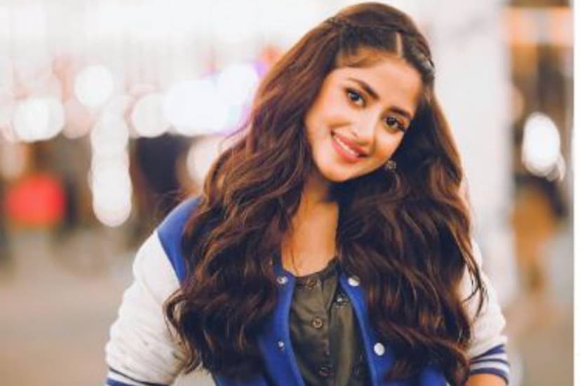 তাতেই বিতর্কে ঘি পড়ে৷ সজলের জীবন এমনিতেই বিতর্কে ভরা৷ তাঁর সাংসারিক জীবন নিয়ে নানাসময়ে বিতর্ক তৈরি হয়েছে৷ তাঁর দাম্পত্য জীবন নিয়েও খবরের শেষ নেই৷