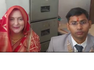 সনাতনী রীতি রেওয়াজ মেনে অনুষ্ঠিত হওয়া সেই বিয়ের অনুষ্ঠানে ক্রিস্টেন সেজেছিলেন সাবেক ভারতীয় বধূর সাজে