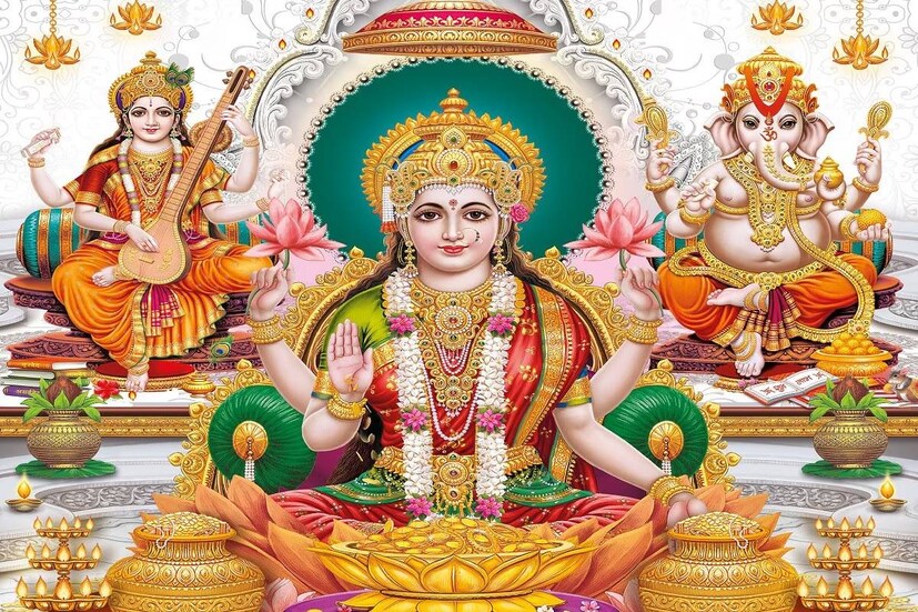 বাস্তুশাস্ত্র অনুযায়ী বাড়িতে একই জায়গায় একাধিক দেবী লক্ষ্মীর মূর্তি বা বিগ্রহ রাখা ঠিক নয়। ছবির সামনে আলপনা বা রঙ্গোলি দিতে পারেন।