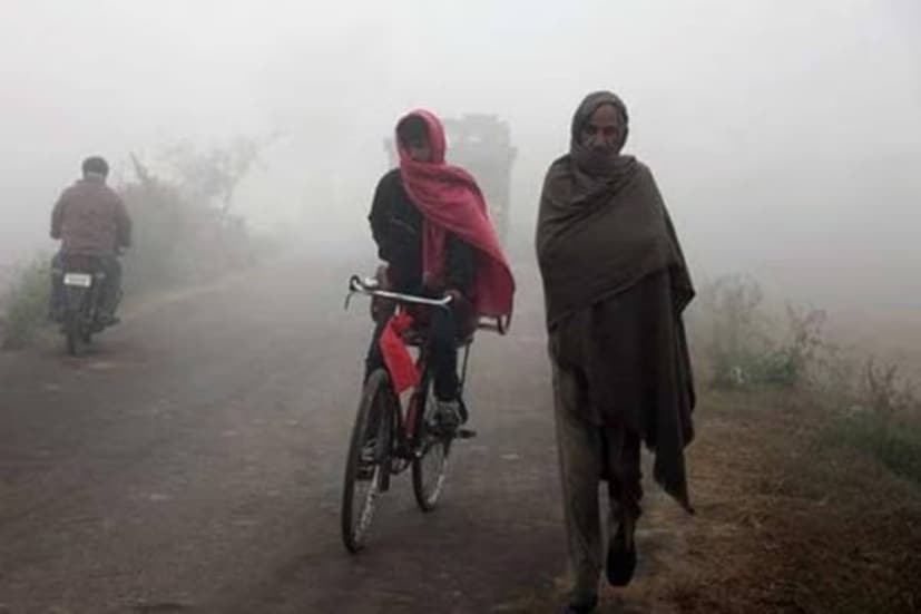 সকালে রাস্তায় কুয়াশার কারনে যানবাহন তুলনামুলকভাবে কম চলাচল করছে।প্যাসেঞ্জার,দুরপাল্লার ট্রেনগুলি কুয়াশা থাকার কারণে সঠিক সময়ের তুলনায় পনেরো থেকে ত্রিশ মিনিট দেরিতে চলছে বলে রেল দফতর সূত্রে খবর।
