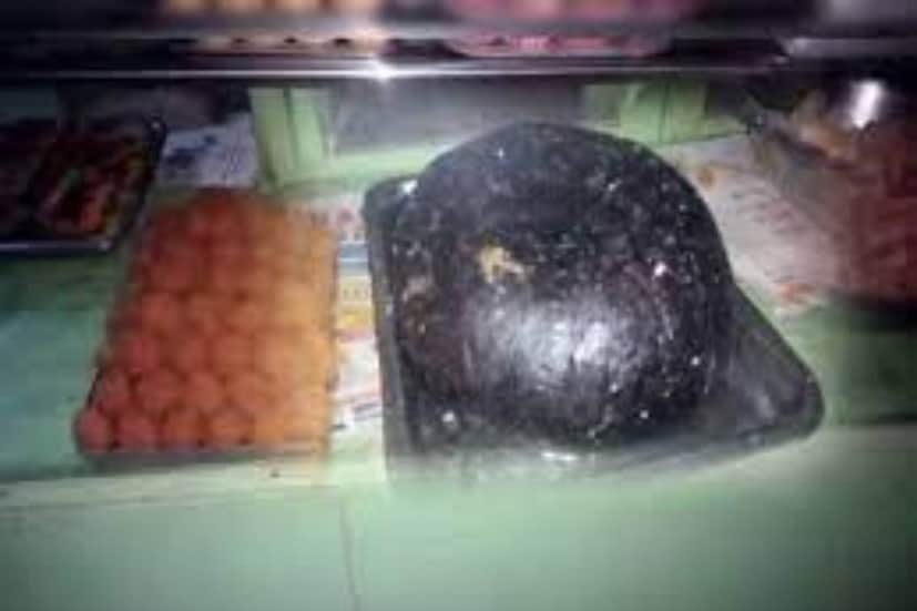 ঘন কালো ছানাবড়ার আবরণ তুলনামূলক ভাবে শক্ত৷ প্রথম কামড়ের পর কিন্তু ভিতরে নরম পুর৷ অন্যদিকে লালচে বাদামি রঙের লেডিকেনি কিন্তু প্রথম থেকেই নরম তুলতুলে৷