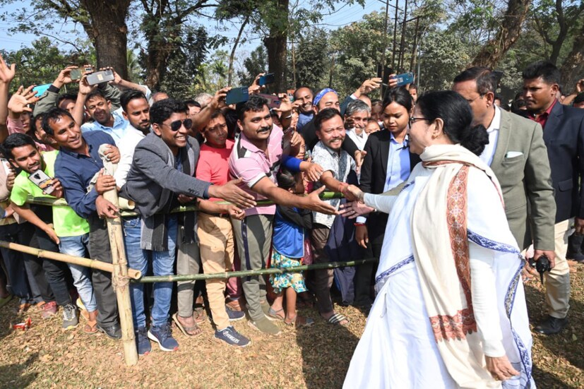  মমতা বলেন, &quot;আমি গৌহাটি থেকে আসিনি৷ আমি এসেছি আলিপুরদুয়ার থেকে৷ হেলিকপ্টারে ৪৫ মিনিট লেগেছে। আসলে বাংলা হল গেটওয়ে।&quot;