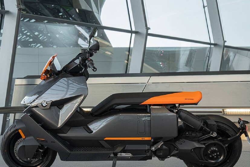 BMW Motorrad India সম্প্রতি জয়টাউন ইভেন্টে CE 04 ইলেকট্রিক স্কুটারের লুক উন্মোচন করেছে। প্রিমিয়াম ইলেকট্রিক স্কুটারটি ২০২৩ সালে ভারতে লঞ্চ হওয়ার একটি জোর সম্ভাবনা রয়েছে। BMW CE 04 হল একটি ইলেকট্রিক স্কুটার যা একটি PMS লিকুইড-কুলড ইলেকট্রিক মোটর দ্বারা চালিত। এই মডেলটি 8.9 kWh-এর ব্যাটারি প্যাকের সঙ্গে আসে। এটি ২০কিমি প্রতি ঘণ্টার সর্বোচ্চ গতির সঙ্গে এক চার্জে ১৩০ কিলোমিটার রেঞ্জ অফার করে। 
