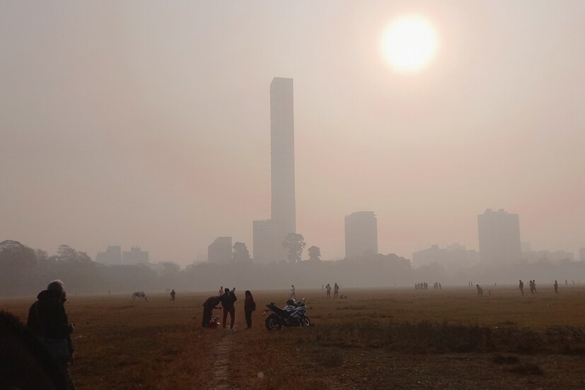 সপ্তাহান্তে জাঁকিয়ে শীতের সম্ভাবনা। বৃহস্পতিবার থেকে ফের পারা পতনের শুরু। রবিবার ১৩ ডিগ্রির নীচে নামতে পারে কলকাতার তাপমাত্রা। আগামী দু'দিন কুয়াশা থাকবে রাজ্যে।