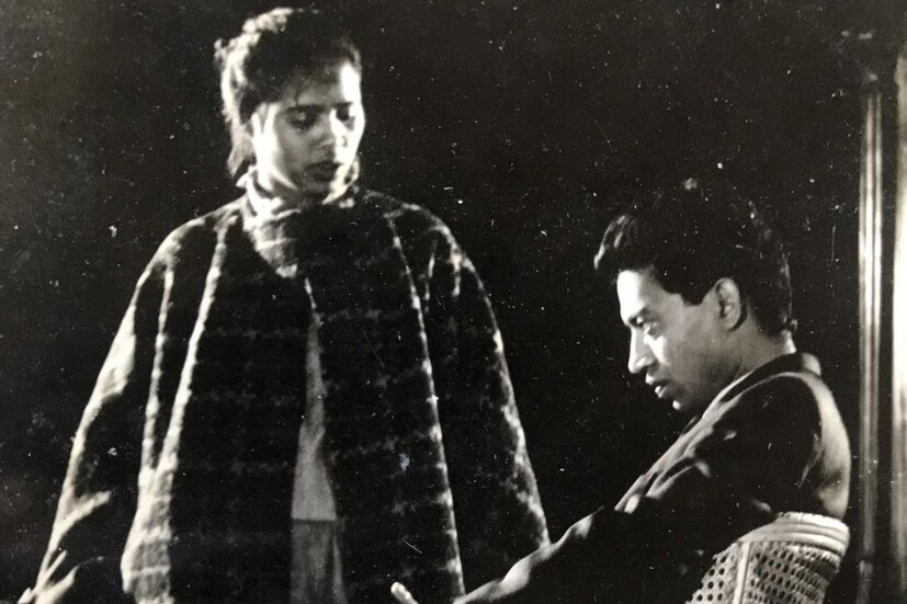 সুতপার কথায়, 'ঝুলা কিন্নে ডালা রে, আমরাইয়া, ঝুলে মেরে সাইয়াঁ, লু ম্যায় বালিয়াঁ... উমরাও জানের গান, লগ যা গলে কে ফির ইয়ে হসি রাত, আজ জানে কি জিদ না করো গজলটা... এবং কয়েকটা রবীন্দ্রসঙ্গীত। ও জ্ঞানে ছিল না, কিন্তু ওর চোখ থেকে জল গড়িয়ে পড়েছিল'।