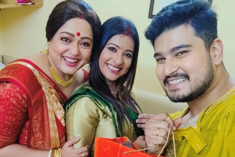 'লক্ষ্মীকাকিমা সুপারস্টার' ধারাবাহিকে অপরাজিতা আঢ্যের বড় ছেলে এবং বড় বৌমা হিসেবে অভিনয় করতেন তাঁরা। এখন তাঁদের এই সফর ঘিরে নানা কথা শোনা যাচ্ছে, গুঞ্জন, রিল লাইফের জুটির প্রেম রিয়েলেও দেখা যাচ্ছে।