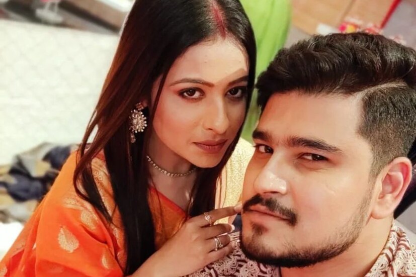ধারাবাহিক শেষ। কিন্তু সম্পর্ক তো নয়। মেগার স্টুডিওর সীমা ছাড়িয়ে এবার পাহাড়ে পৌঁছল অভিনেতা-অভিনেত্রীর প্রেম। বছরশেষে দলবল মিলে ঘুরে এলেন দার্জিলিং থেকে। চিনতে পারছেন পর্দার জুটি সোনা-দেবাকে?