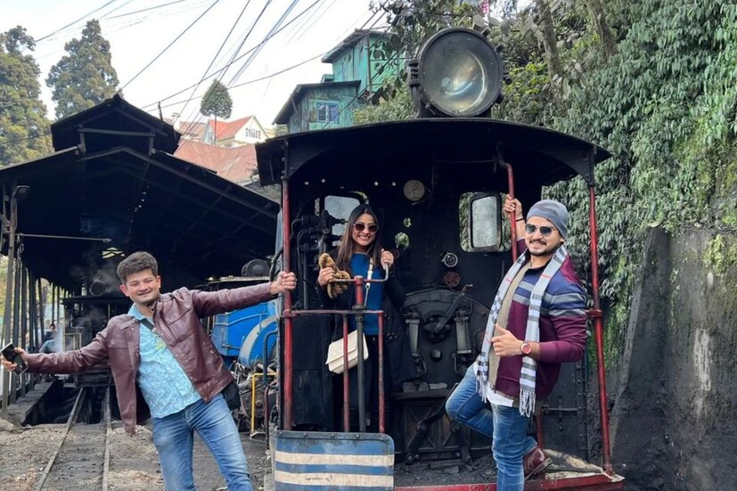এর আগেও ধারাবাহিক চলাকালীন নিয়মিত দু'জনের ছবি পোস্ট করতেন স্বর্ণদীপ্ত-অর্পিতা। ইনস্টাগ্রামে রিল বানিয়ে পোস্ট করতেন সোনা-দেবা।
