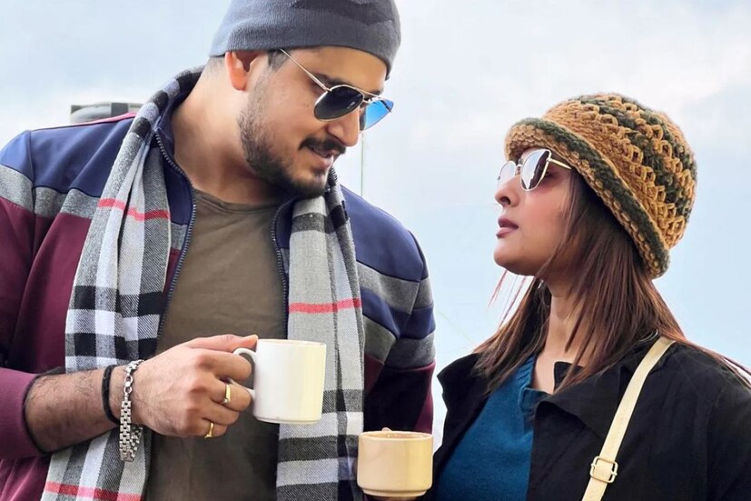স্বর্ণদীপ্ত ঘোষ এবং অর্পিতা মণ্ডলের ইনস্টাগ্রাম জুড়ে ছবি এবং রিলে ভর্তি। যেখানে তাঁদের রসায়ন স্পষ্ট হয়ে উঠেছে বারবার। কোথাও টয়ট্রেনের সামনে, কোথাও গিয়ে কফি হাতে, কোথাও নাচে-গানে।
