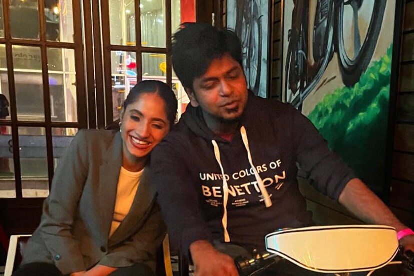 ২০২১ সালে কলকাতার একটি রেস্তরাঁয় তাঁদের আলাপ। আলাপ থেকে বন্ধুত্ব। বন্ধুত্ব থেকে প্রেম। একসঙ্গে খুব অল্প সময়ে কাটালেও একে অপরকে নিয়ে ভবিষ্যৎ পরিকল্পনা করছেন তাঁরা।