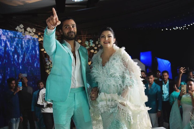 দিন কয়েক আগে স্বামীর বাড়ি ছেড়ে বেড়িয়ে এসেছিলেন পরী। শুধু তাই নয়। ফেসবুকে পোস্ট করে স্বামীর বিরুদ্ধে অভিযোগ তোলেন, তিনি অভিনেত্রীর গায়ে হাত তোলেন। এর পরেই বিতর্ক তুঙ্গে ওঠে।